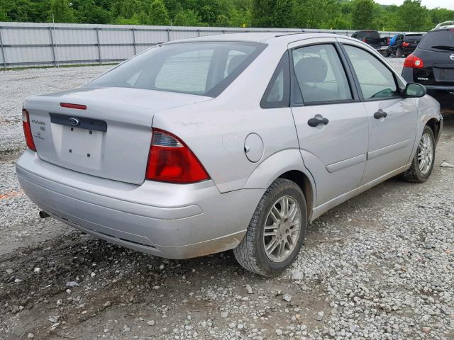 1FAFP34N57W266754 - 2007 FORD FOCUS ZX4 SILVER photo 4