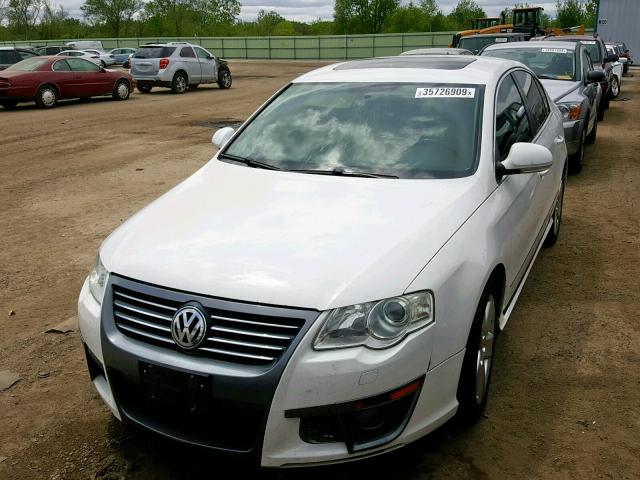 WVWAK73C98E210690 - 2008 VOLKSWAGEN PASSAT KOM WHITE photo 2