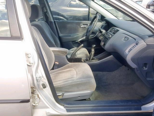 1HGCF8548XA111021 - 1999 HONDA ACCORD DX SILVER photo 5