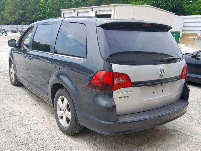 2V4RW3DG3BR695118 - 2011 VOLKSWAGEN ROUTAN SE GRAY photo 3