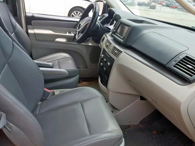 2V4RW3DG3BR695118 - 2011 VOLKSWAGEN ROUTAN SE GRAY photo 5