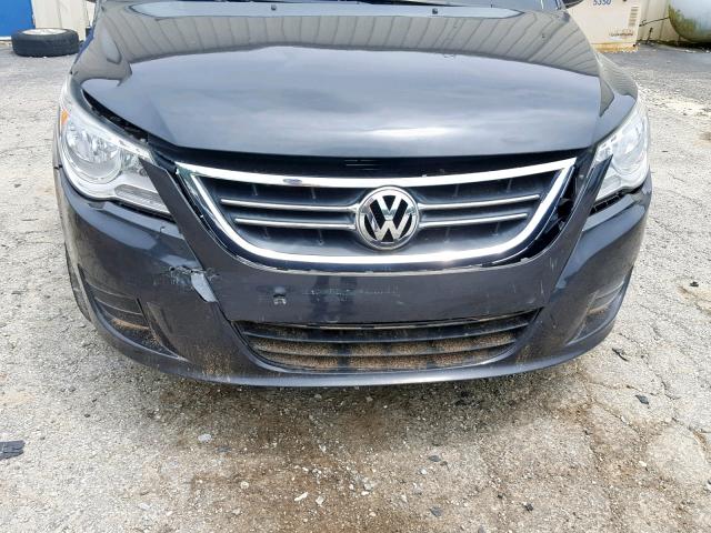 2V4RW3DG3BR695118 - 2011 VOLKSWAGEN ROUTAN SE GRAY photo 9