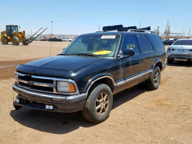 1GNDT13W4V2150596 - 1997 CHEVROLET BLAZER BLACK photo 2