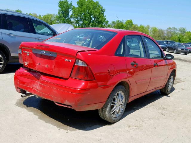 1FAFP34NX5W257349 - 2005 FORD FOCUS ZX4 RED photo 4