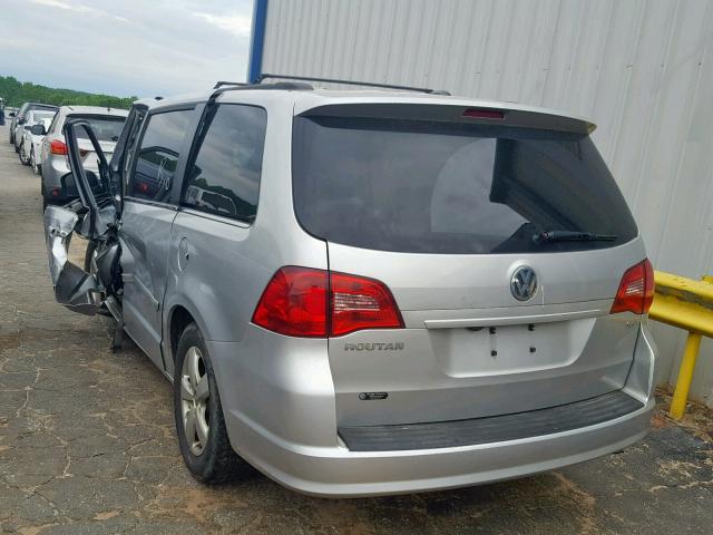 2V4RW3DG3BR740168 - 2011 VOLKSWAGEN ROUTAN SE SILVER photo 3