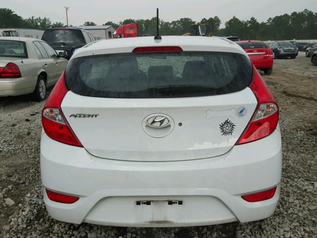 KMHCT5AE5GU245872 - 2016 HYUNDAI ACCENT SE WHITE photo 10