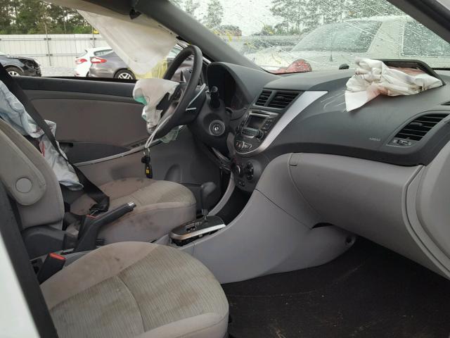 KMHCT5AE5GU245872 - 2016 HYUNDAI ACCENT SE WHITE photo 5