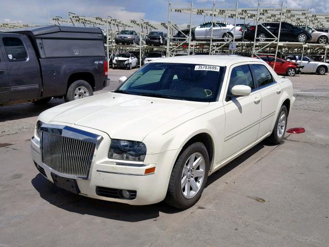 2C3KA53G07H737818 - 2007 CHRYSLER 300 TOURIN WHITE photo 2