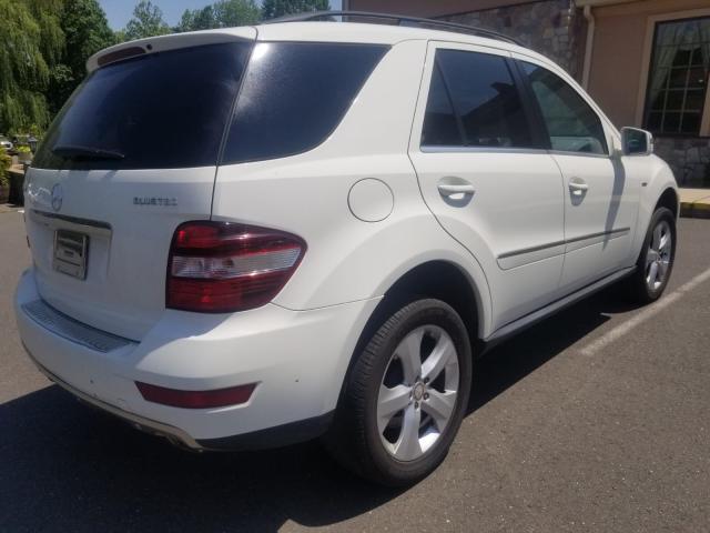 4JGBB2FB1BA637320 - 2011 MERCEDES-BENZ ML 350 BLU WHITE photo 4