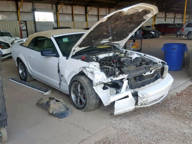 1ZVHT85H265155858 - 2006 FORD MUSTANG GT WHITE photo 1