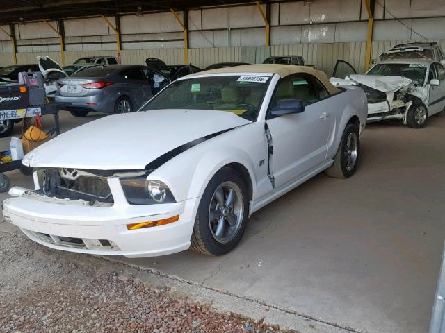 1ZVHT85H265155858 - 2006 FORD MUSTANG GT WHITE photo 2