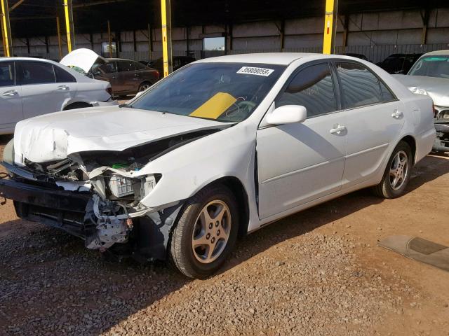 4T1BE30KX5U411530 - 2005 TOYOTA CAMRY LE WHITE photo 2