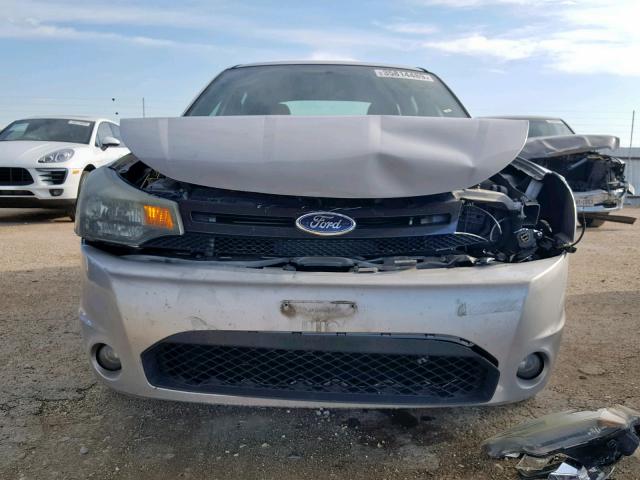 1FAHP3GN6AW246329 - 2010 FORD FOCUS SES SILVER photo 9