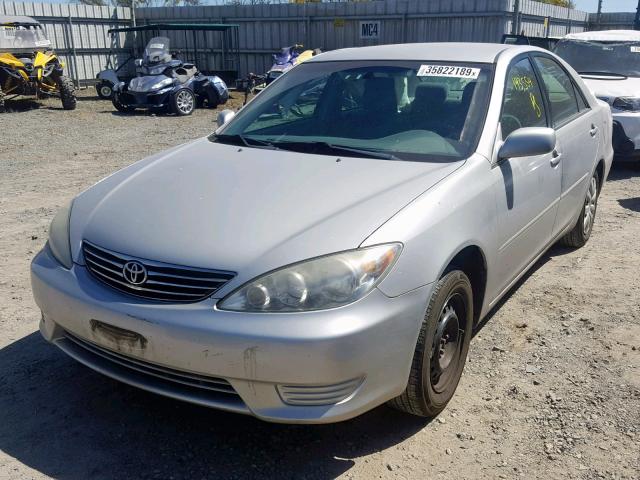 4T1BE30K55U055438 - 2005 TOYOTA CAMRY LE SILVER photo 2