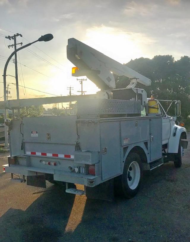 1FDMF70J8SVA68923 - 1995 FORD F700 WHITE photo 4