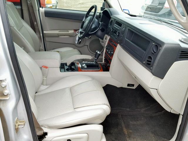 1J8HG58N76C318371 - 2006 JEEP COMMANDER SILVER photo 5