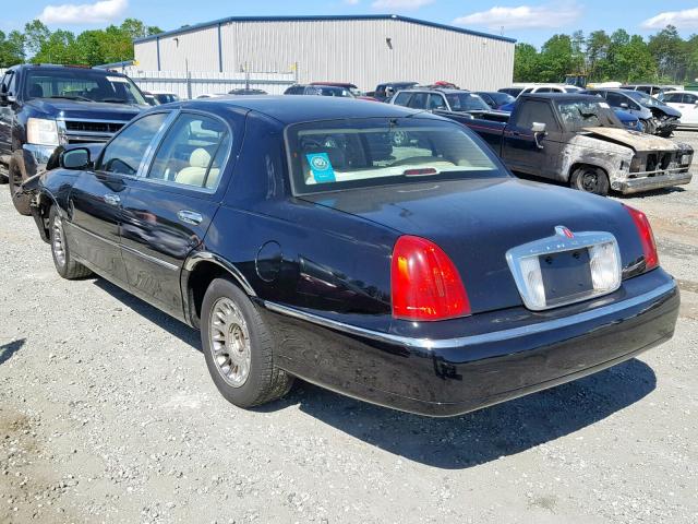 1LNFM83W8WY665652 - 1998 LINCOLN TOWN CAR C BLACK photo 3