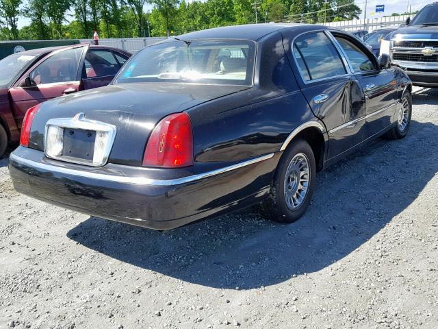 1LNFM83W8WY665652 - 1998 LINCOLN TOWN CAR C BLACK photo 4