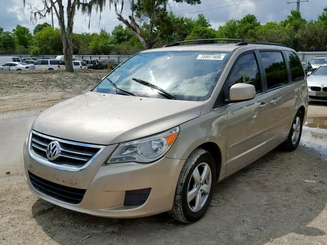 2V8HW34119R548327 - 2009 VOLKSWAGEN ROUTAN SE GOLD photo 2