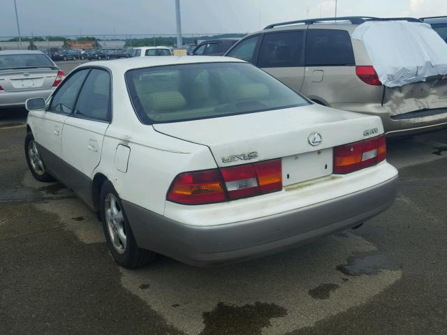 JT8BF28G6W5032501 - 1998 LEXUS ES 300 WHITE photo 3