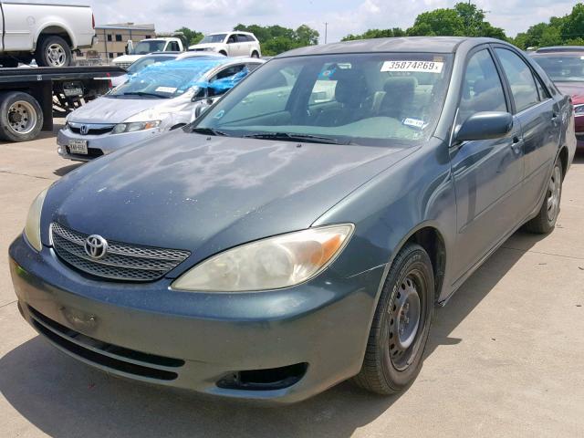 JTDBE32K620056912 - 2002 TOYOTA CAMRY LE GREEN photo 2