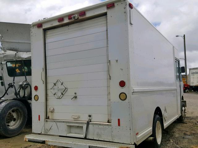 4UZA4FA40YCG41686 - 2000 FREIGHTLINER CHASSIS M WHITE photo 4