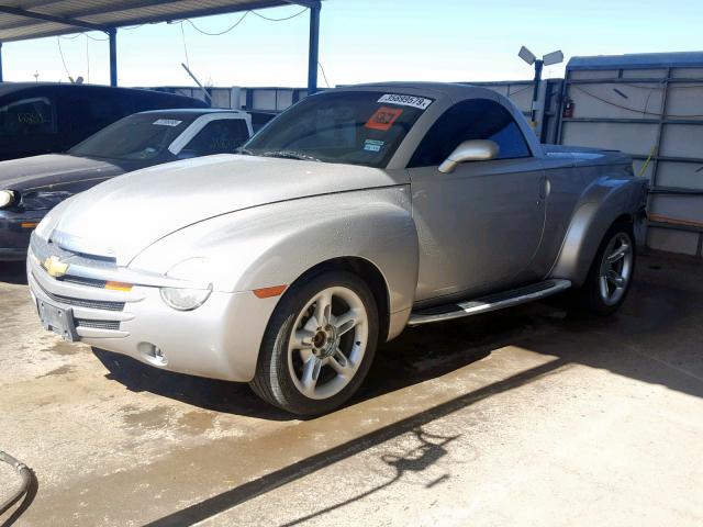 1GCES14H15B116261 - 2005 CHEVROLET SSR SILVER photo 2