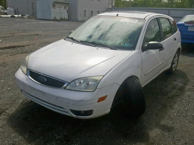 1FAFP37N06W197336 - 2006 FORD FOCUS ZX5 WHITE photo 2