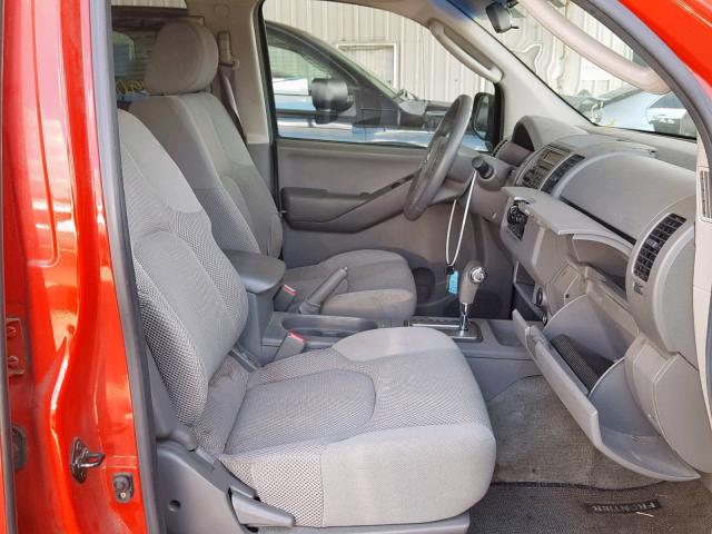 1N6AD07U25C416944 - 2005 NISSAN FRONTIER C RED photo 5