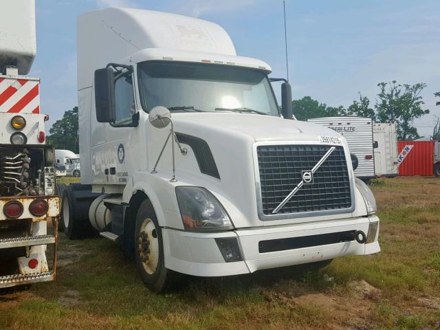 4V4NC9EH6AN290088 - 2010 VOLVO VN VNL WHITE photo 1