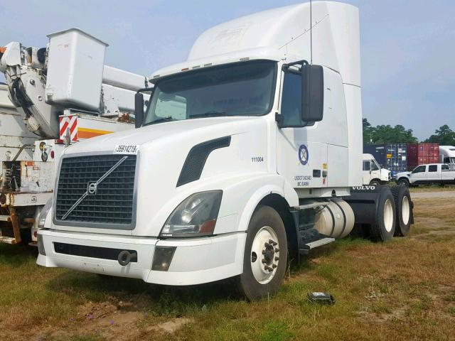 4V4NC9EH6AN290088 - 2010 VOLVO VN VNL WHITE photo 2