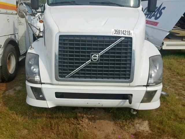 4V4NC9EH6AN290088 - 2010 VOLVO VN VNL WHITE photo 7