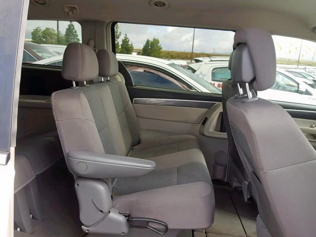 2V4RW4D19AR313982 - 2010 VOLKSWAGEN ROUTAN S WHITE photo 6