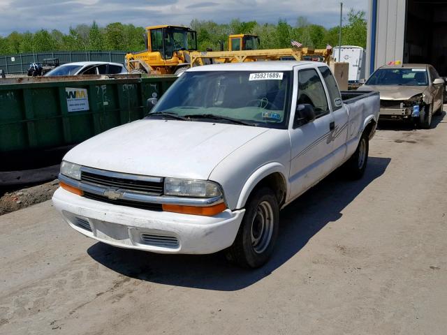 1GTCS19X038229913 - 2003 GMC SONOMA WHITE photo 2