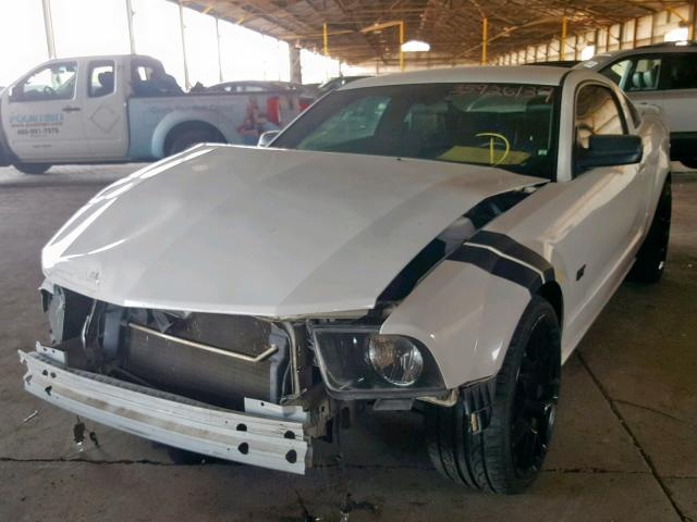 1ZVHT82H465198165 - 2006 FORD MUSTANG GT WHITE photo 2