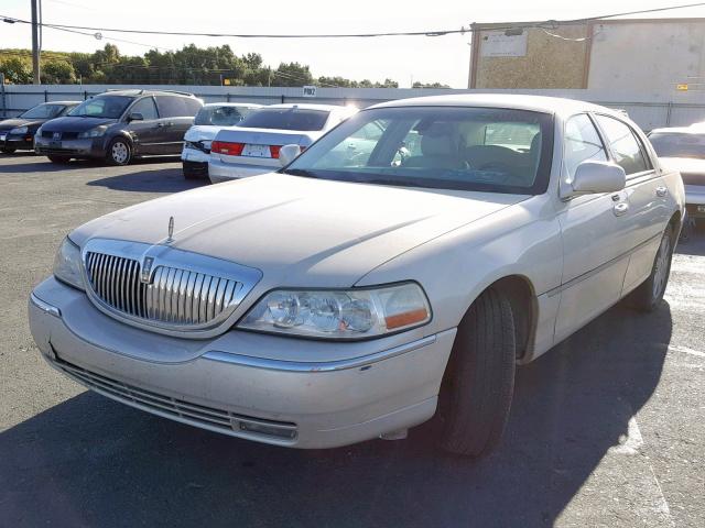 1LNHM83W03Y631340 - 2003 LINCOLN TOWN CAR C CREAM photo 2