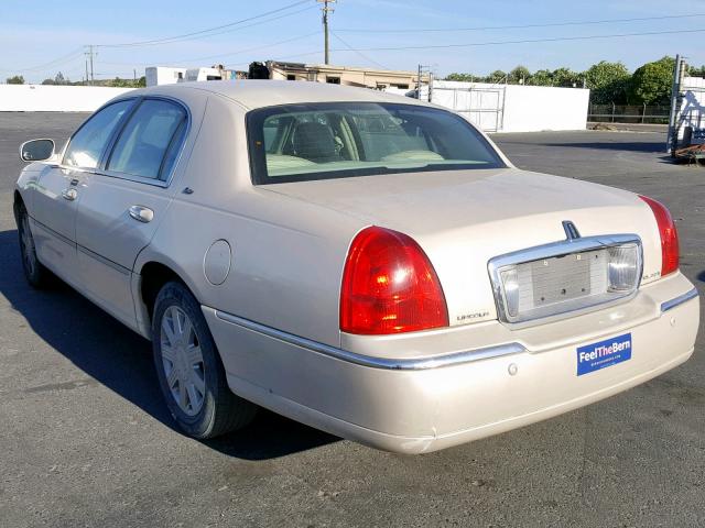 1LNHM83W03Y631340 - 2003 LINCOLN TOWN CAR C CREAM photo 3