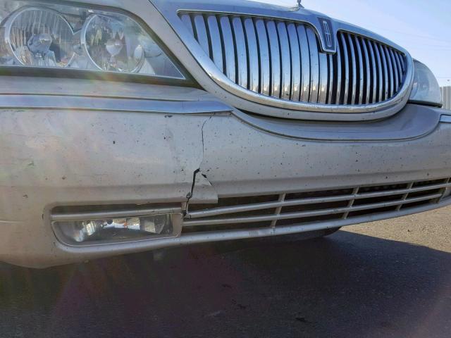 1LNHM83W03Y631340 - 2003 LINCOLN TOWN CAR C CREAM photo 9