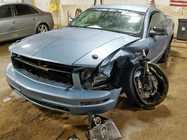 1ZVFT80N265260338 - 2006 FORD MUSTANG BLUE photo 2