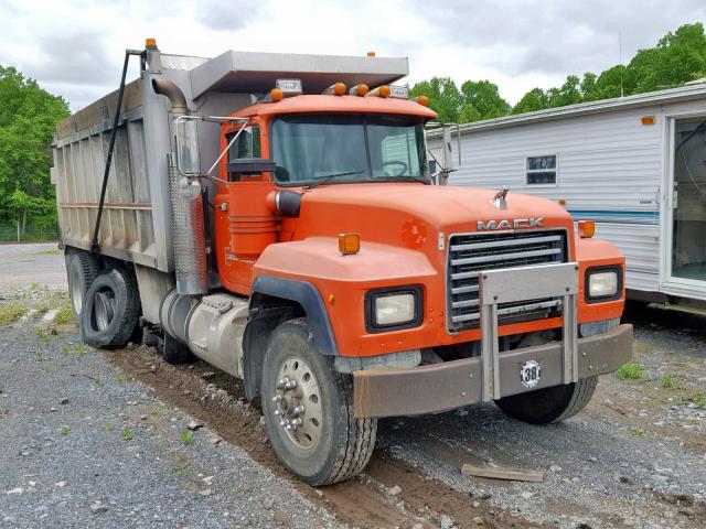 1M2P267C6TM028664 - 1996 MACK 600 RD600 ORANGE photo 1