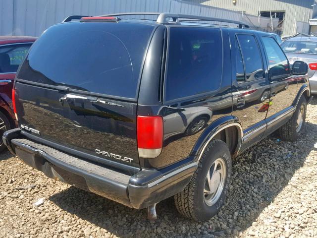 1GNDT13WXVK215774 - 1997 CHEVROLET BLAZER BLACK photo 4