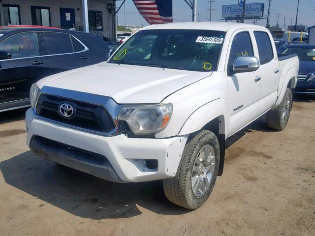 3TMJU4GN4DM150116 - 2013 TOYOTA TACOMA DOU WHITE photo 2