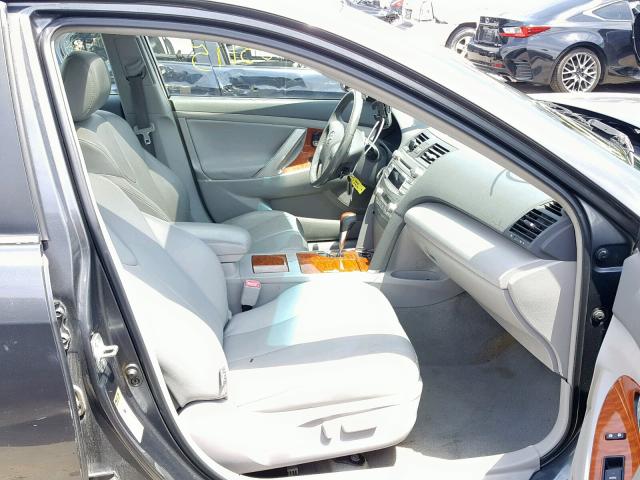 4T4BF3EK5AR047829 - 2010 TOYOTA CAMRY BASE GRAY photo 5