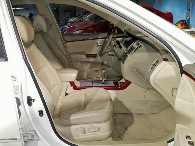 KMHFC46FX6A092916 - 2006 HYUNDAI AZERA SE WHITE photo 5