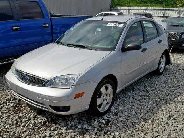 1FAHP34N87W299529 - 2007 FORD FOCUS ZX4 SILVER photo 2