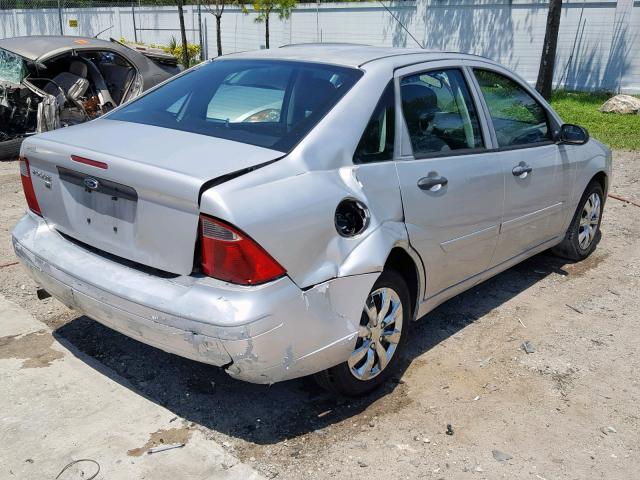 1FAFP34N77W267291 - 2007 FORD FOCUS ZX4 SILVER photo 4