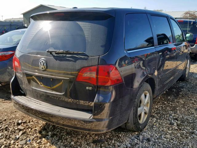 2V4RW3D11AR395622 - 2010 VOLKSWAGEN ROUTAN SE BLACK photo 4