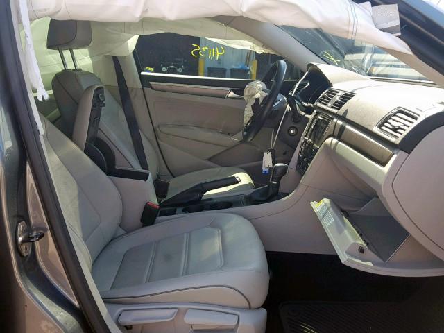 1VWDT7A33HC026478 - 2017 VOLKSWAGEN PASSAT R-L GRAY photo 5