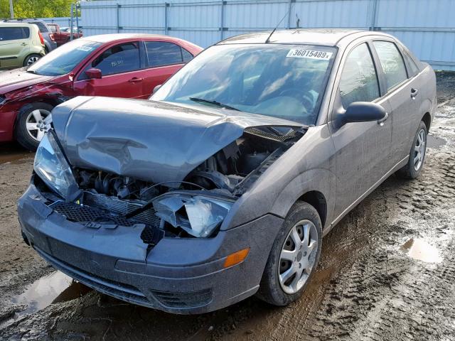 1FAFP34N15W317454 - 2005 FORD FOCUS ZX4 GRAY photo 2