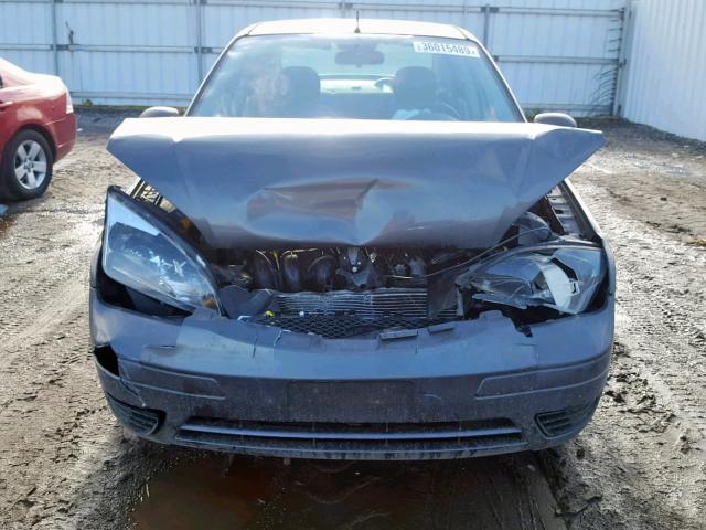 1FAFP34N15W317454 - 2005 FORD FOCUS ZX4 GRAY photo 9